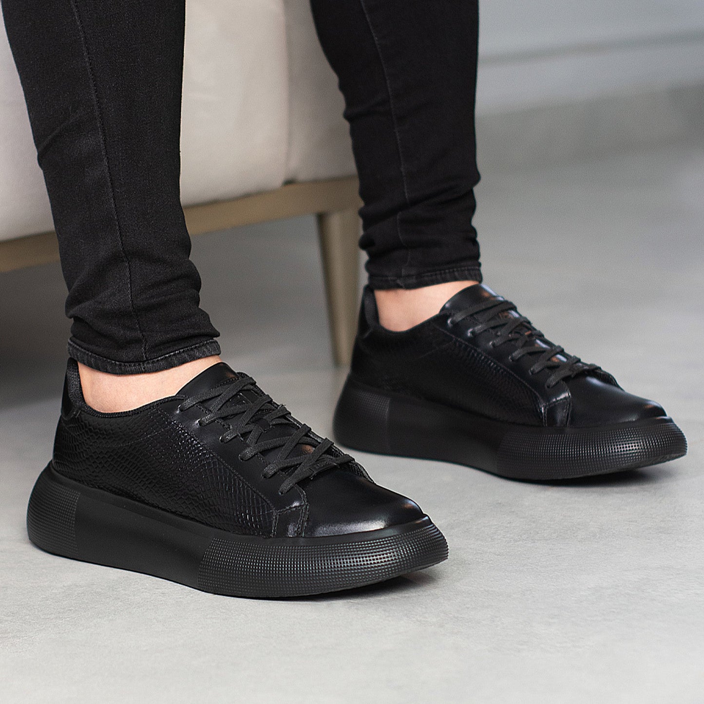 TENIS CABERNET CUERO GRABADO NEGRO - ENVÍO GRATIS