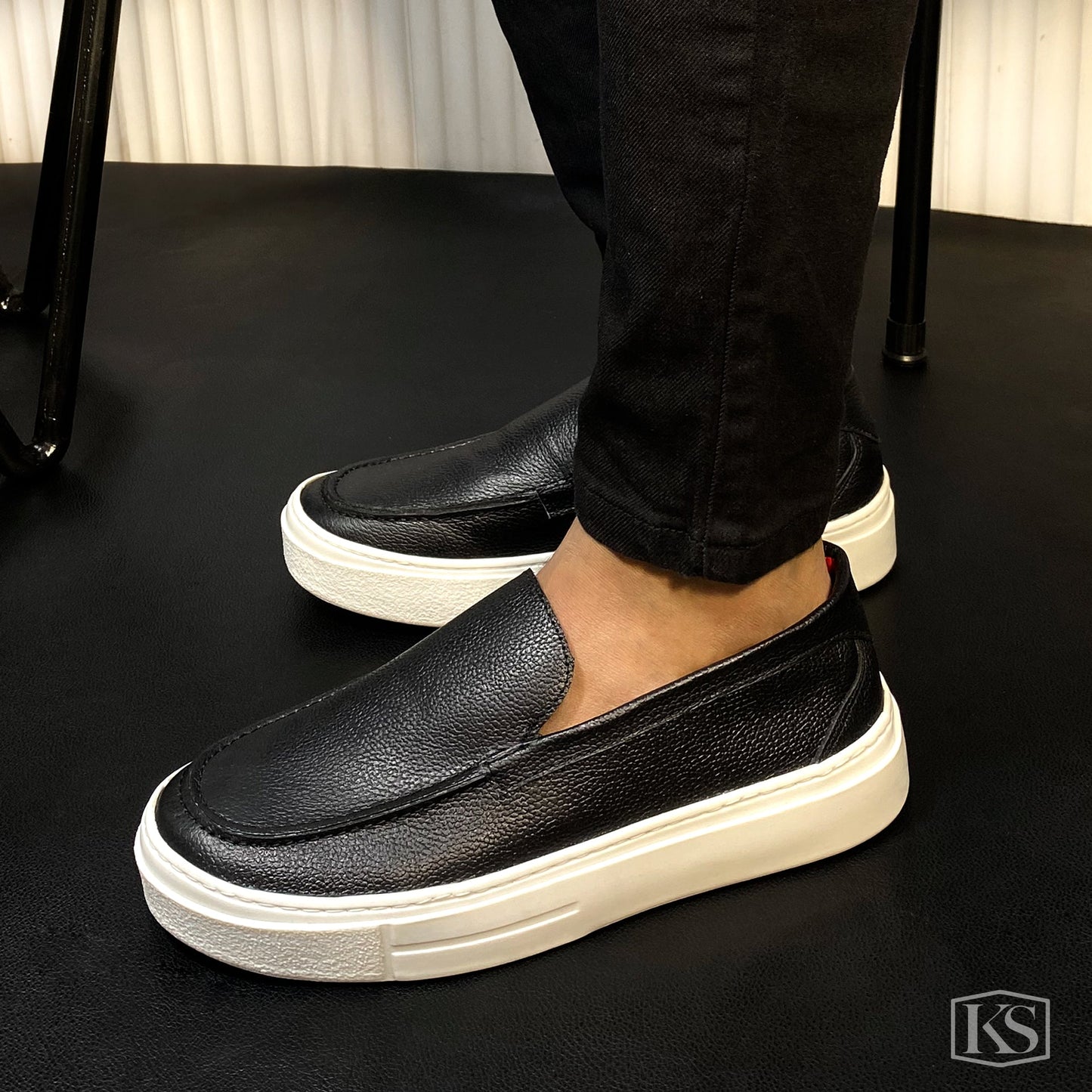TENIS BERLÍN CUERO NEGRO -ENVÍO GRATIS