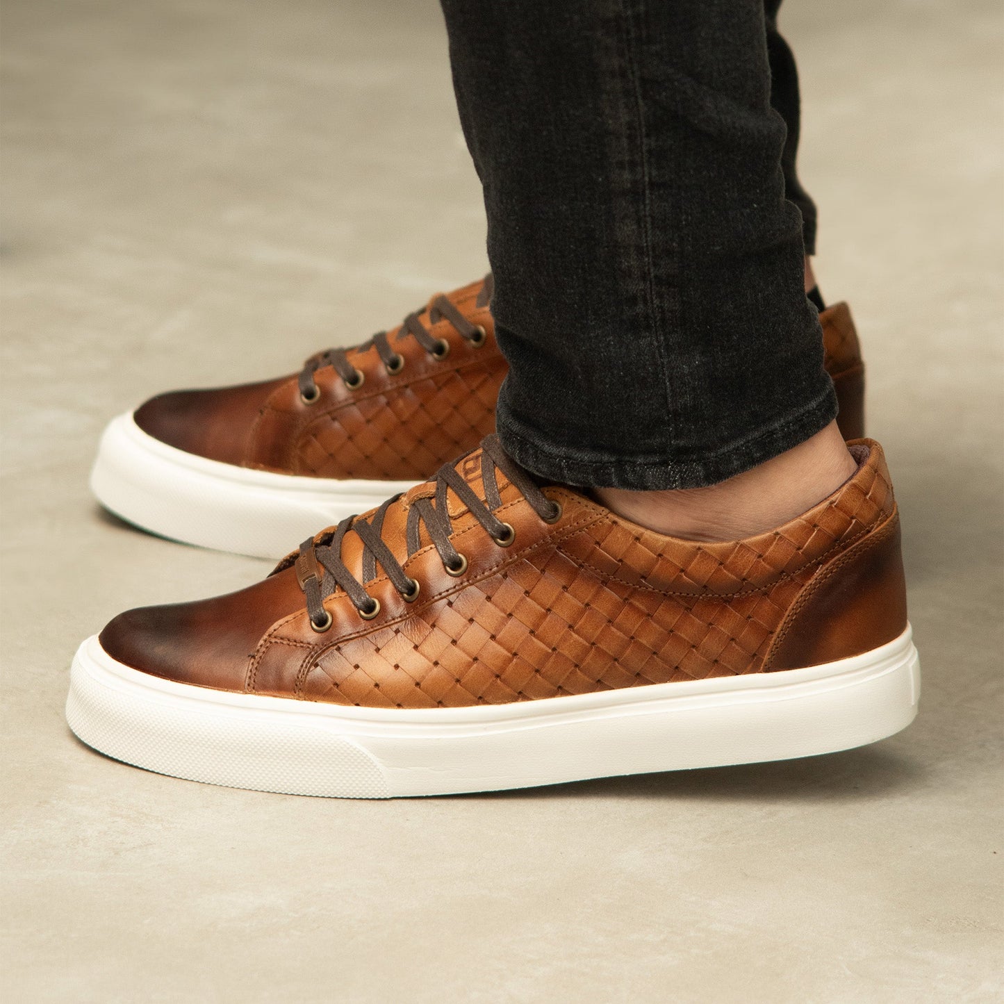 TENIS ORIGEN CUERO GRABADO MIEL- ENVÍO GRATIS