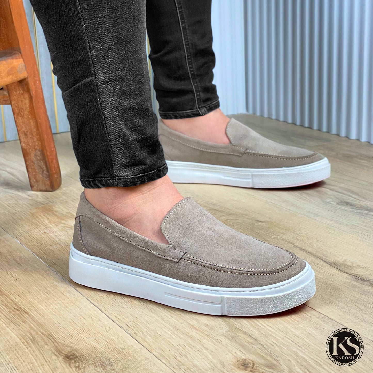TENIS BERLÍN CUERO GAMUZA TAUPE - ENVÍO GRATIS