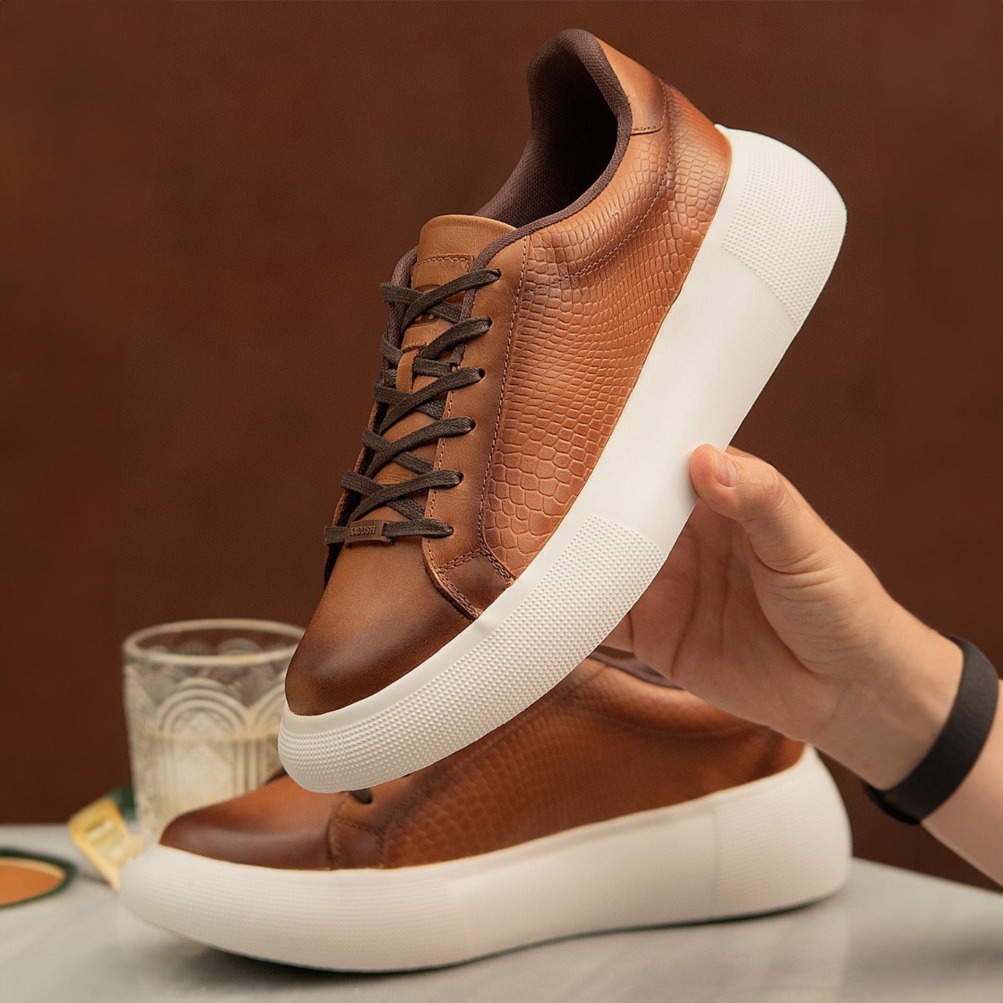 TENIS CABERNET CUERO GRABADO NEGRO - ENVÍO GRATIS