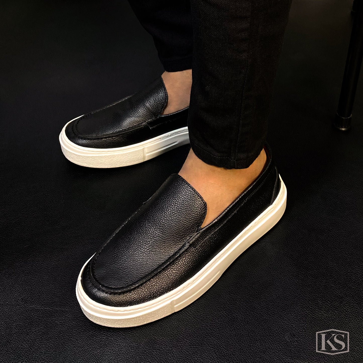 TENIS BERLÍN CUERO NEGRO -ENVÍO GRATIS