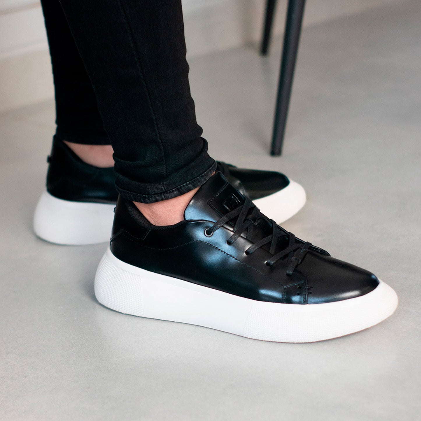 TENIS KONG CUERO NEGRO-BLANCO -  ENVÍO GRATIS