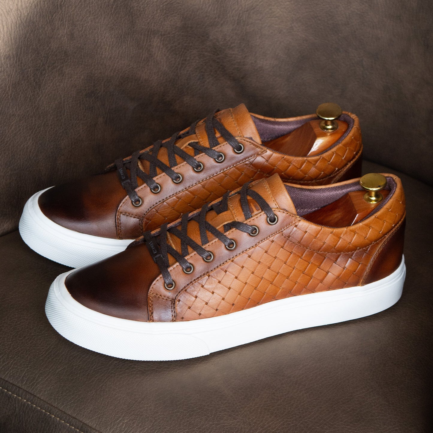 TENIS ORIGEN CUERO GRABADO MIEL- ENVÍO GRATIS