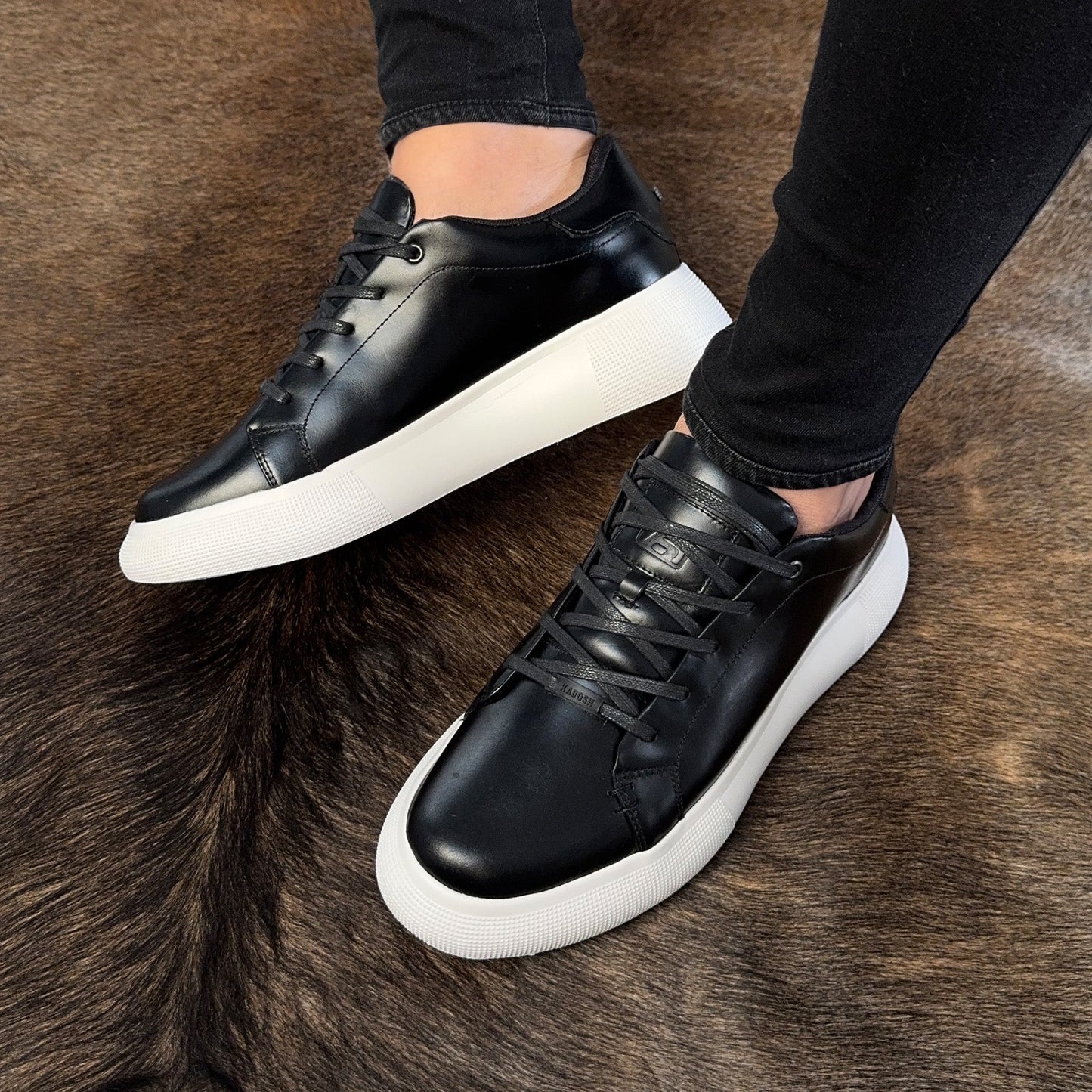 TENIS KONG CUERO NEGRO-BLANCO -  ENVÍO GRATIS